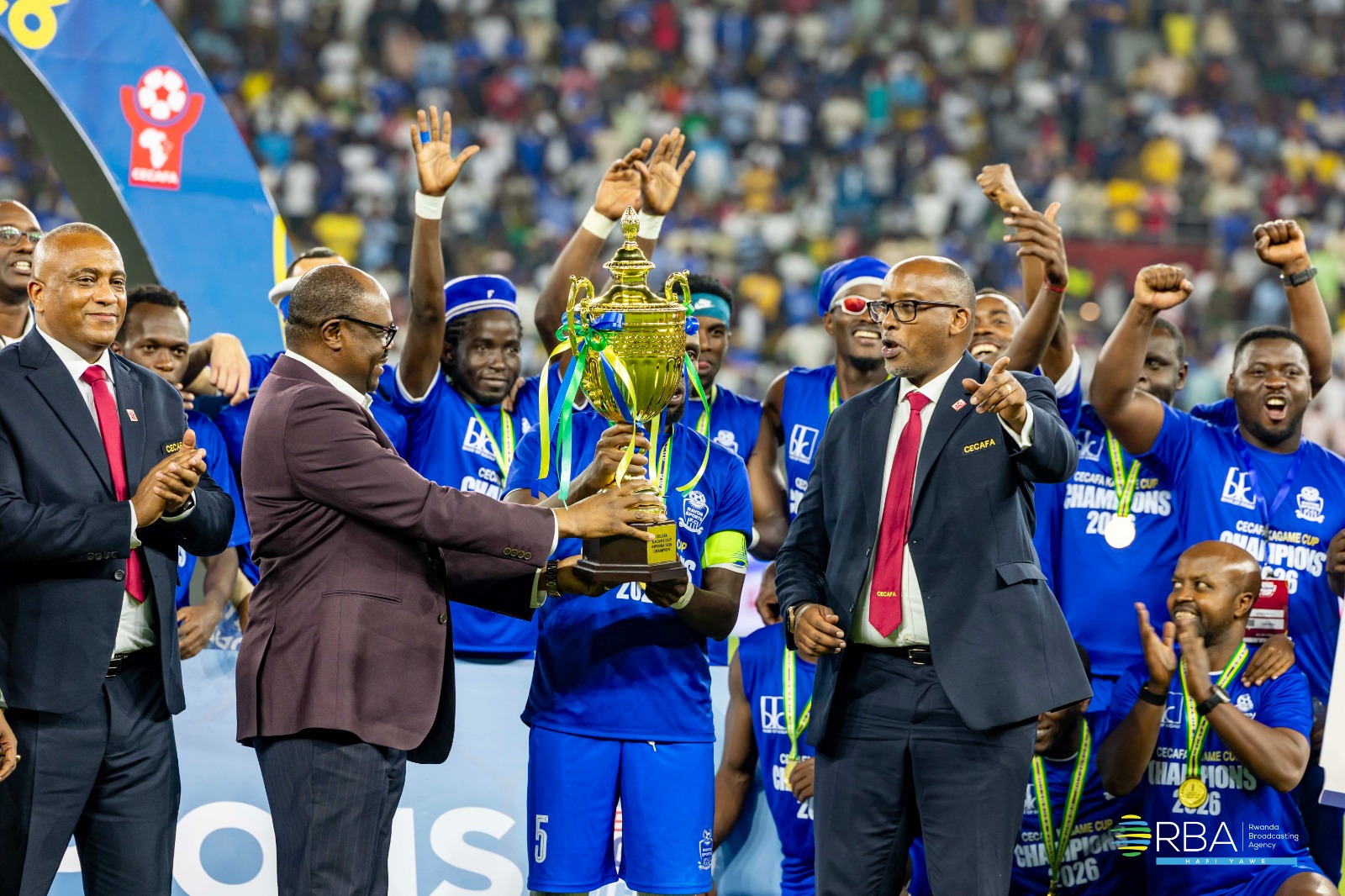 Rwanda’s Prime Minister, Dr. Justin Nsengiyumva, presented the CECAFA Kagame Cup trophy to the victorious Rayon Sports