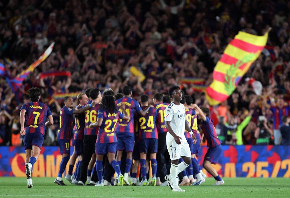 the after match, Vini Jr congratulated Barca players for wining the title